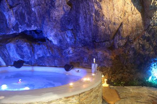 Spa Troglodyte avec Cour, à 20m des Plages, LoveRoom avec Jacuzzi 'Le Ginkgo'