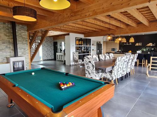 Spacieux gîte contemporain avec terrasse panoramique et piscine chauffée - FR-1-584-373