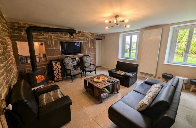 Spacious characterful gîte for 15 in Aillevillers with garden