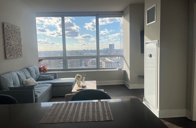 Spacious 1 bd sleeps 4 quiet and near Michigan Ave. free gift