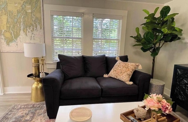 Spacious 1 Bedroom Cottage Close to Everything 1