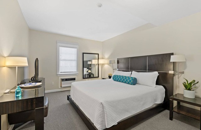 Spacious 1-Bedroom with King & Double Beds (301)