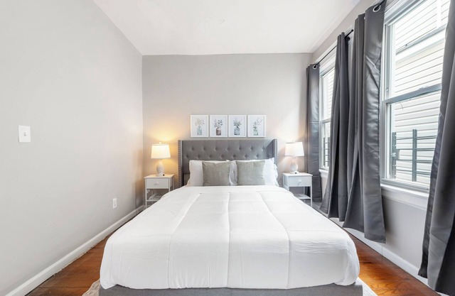 Spacious 14-bedroom house in charming Newark with WiFi, AC