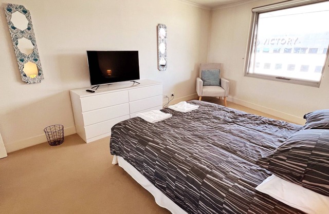 Spacious 1bd Penthouse - Close to ANU