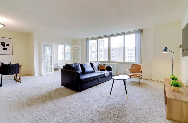Spacious 1BR+Den in Prime Location