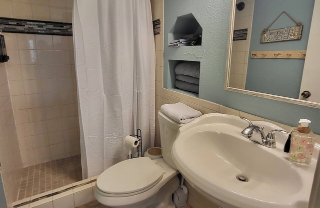 Spacious 2 bedroom condo that is by the beach and sleeps up to 8 people!
