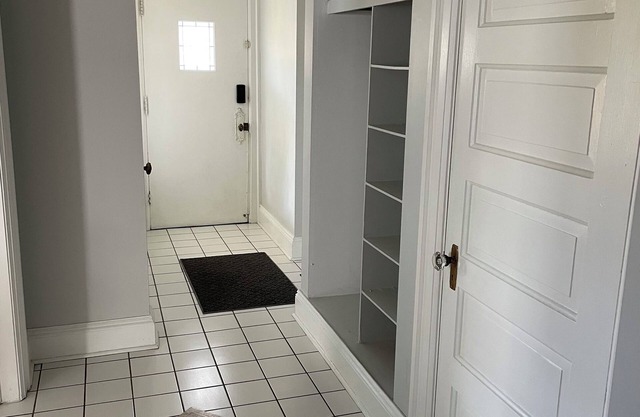 Spacious 2 bed 1 bath in the center of Lima resting on the park