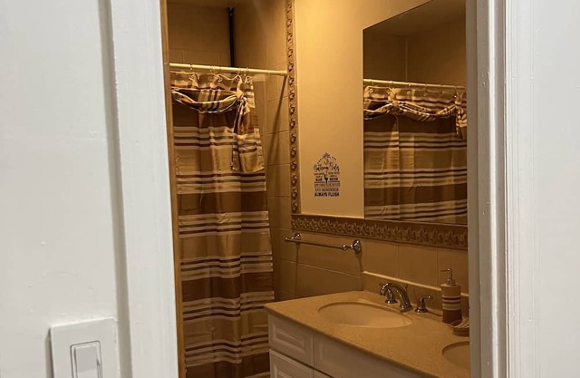 Spacious 2-bedroom apartment with AC, WiFi in delightful Queens