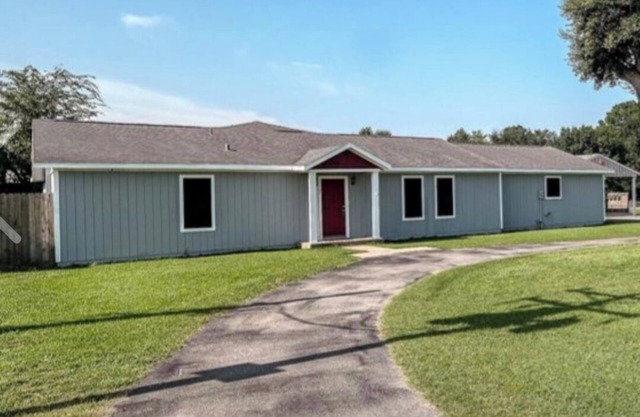 Spacious 2-bedroom house with Fenced Yard in Waller