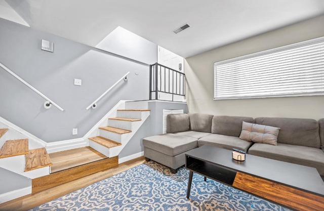 Spacious 2 Bedroom Townhome by StayLage