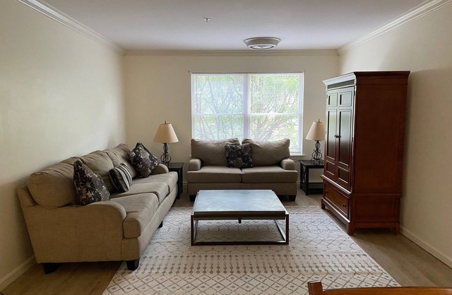 Spacious 2-bedroom apartment located in downtown Williamstown.