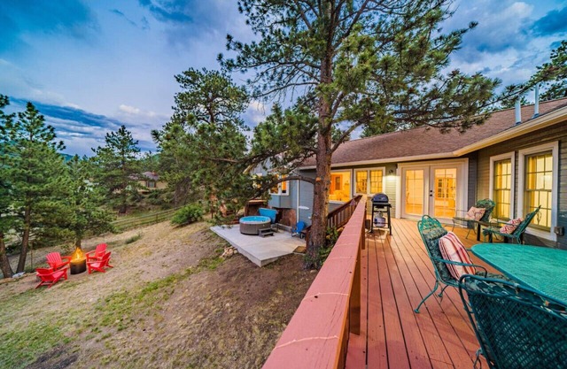 Spacious,2 story,3BR near lake w/hot tub, views, deck, fire pit