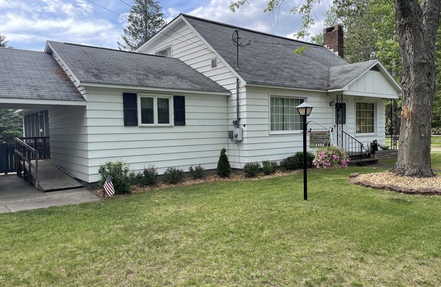 Spacious 2200 Sq Ft- 3 bedroom/3 bathroom house in downtown Roscommon