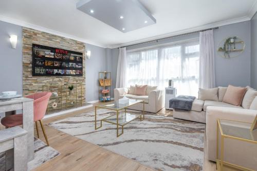 Spacious 2BR home in Croydon with parking