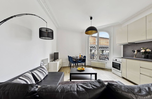 Spacious 2BR Near The Eiffel Tower