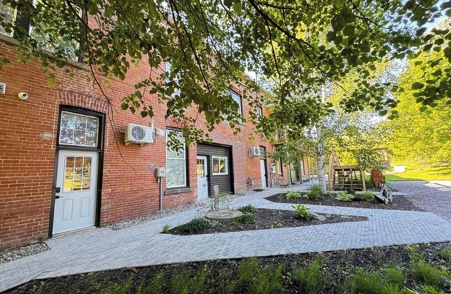 Spacious 2BR Retreat in Nature