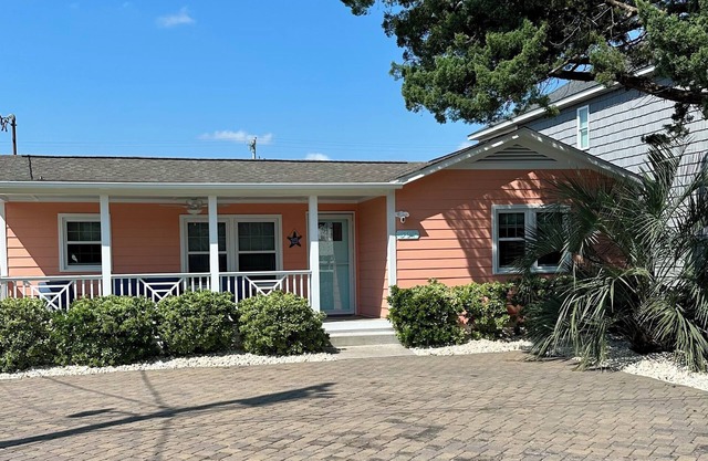 Spacious 3-bedroom 2-bathroom house Sleeps 10 pet friendly in Cherry Grove Beach