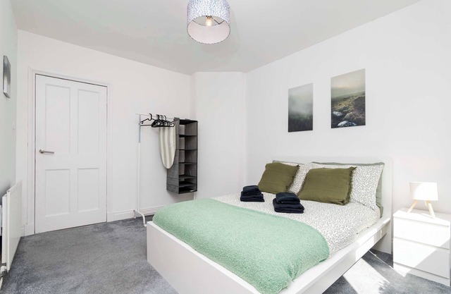 Spacious 3 BED House with Parking