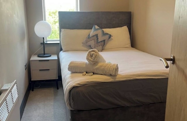 Spacious 3-Bed Seaside Retreat – Walk to Beach, Sleeps 6, Free Parking