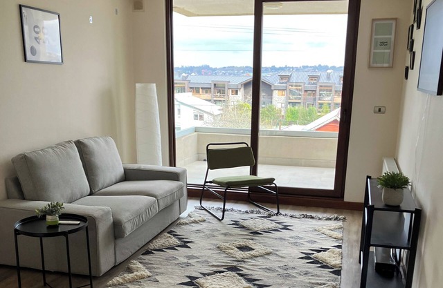 Spacious 3-bedroom apartment steps from Cerro Philippi and train station