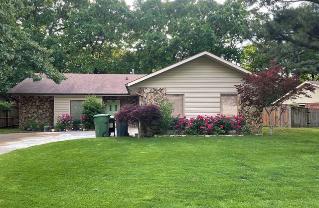 Spacious 3 bedroom 2 bath family home, close to hospitals and entertainment.