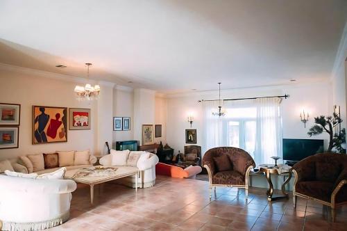 Spacious 3 bedroom Luxury Villa with Lush Gardens Close to City & Beach