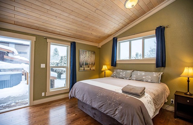 Spacious 3 bedroom home. Minutes from the ski hill. Pets welcome.