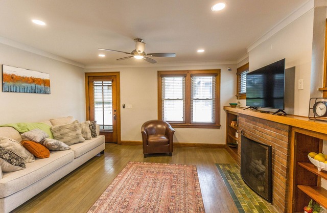 Spacious 3 bedroom home near KUMED and Westport in Kansas City