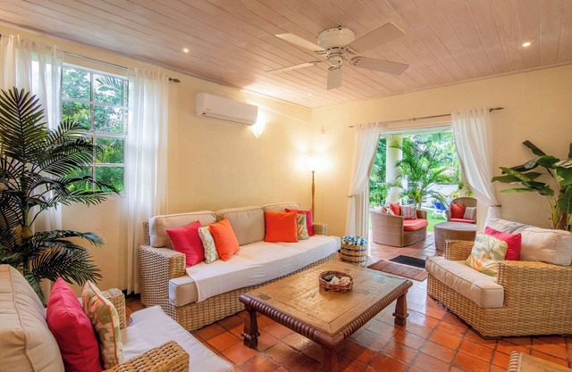 Spacious 3 bedroom villa in Holetown private pool, AC and WiFi, communal pool