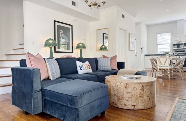 Spacious 3-Floor Downtown Retreat - Prime Location