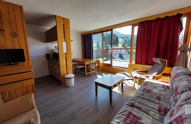 Spacious 3-room apartment for 7, close to slopes, shops, daycare, and ESF in Arc 1800