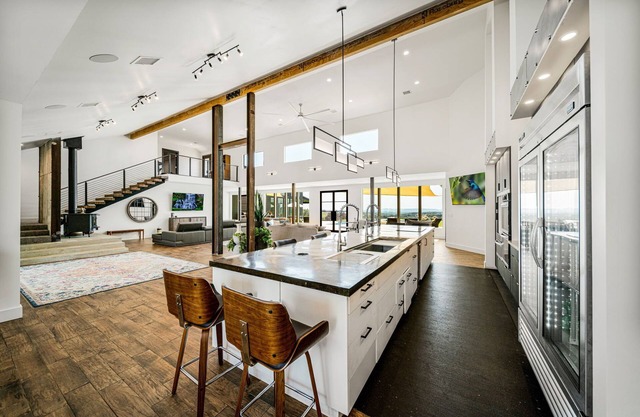 Spacious 310Acre Retreat w/Barn, Stunning Views, Pool & Wedding Venue 25+ Guests