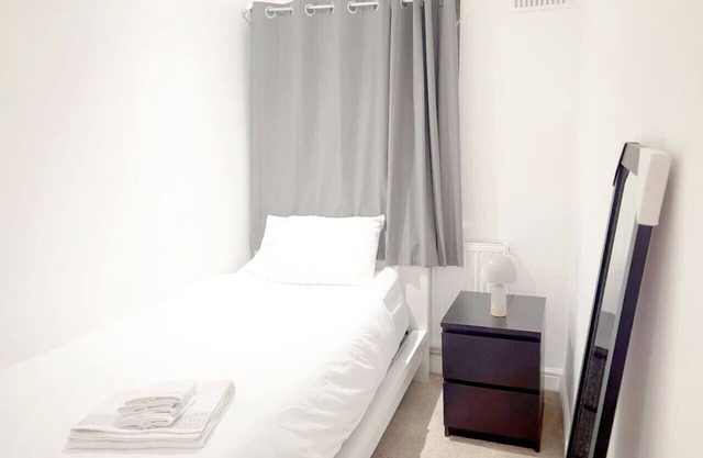 Spacious 3BR Home w/Garden & Parking | 25min to Central London