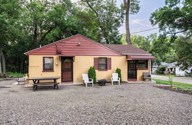 Spacious 3BR House With Firepit & Grill, Near Beach