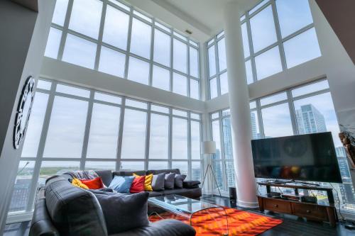 Spacious 3BR-Sleep 8-Free Parking-5 Min CN Tower