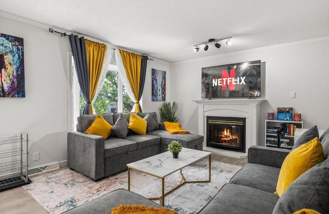 Spacious 3BR Southview Family Home , 14 Min to Airport, 8 Min to Downtown &Zoo