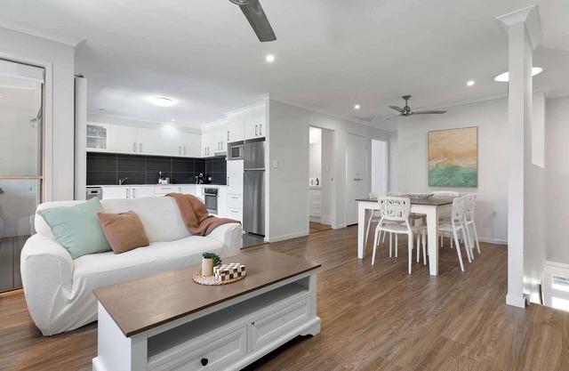 Spacious 3BR Townhouse Pet Friendly Shops Nearby
