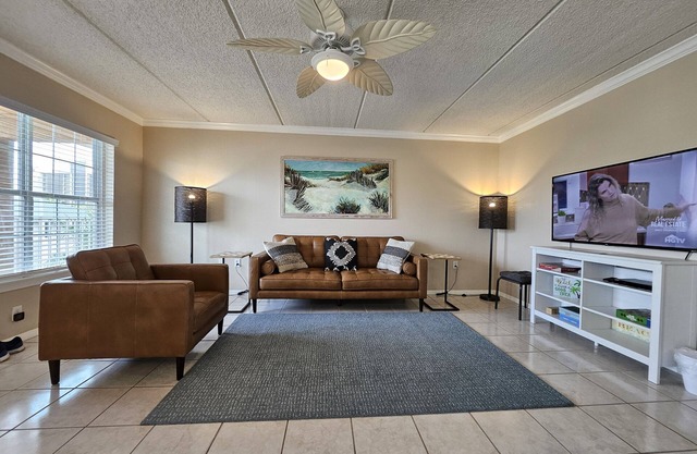 Spacious 3rd Floor Condo - Minutes from Beach or Bay - with shared Pool!