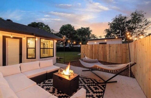 Spacious 4/2 home, pool table, bbq, firepit
