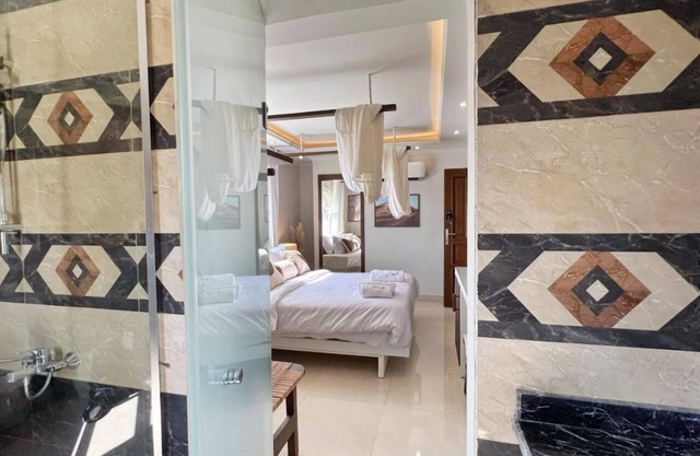 Spacious 4-bedroom private bathroom, AC, kitchenet, mini bar,clean and quite