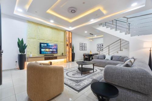 Spacious 4 bed - Fast Internet - Free Parking - Swimming Pool