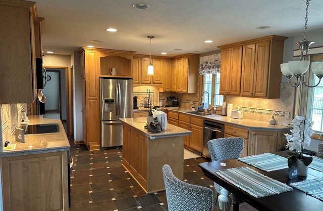 Spacious 4-bedroom house in terrific Menomonee Falls with WiFi, AC