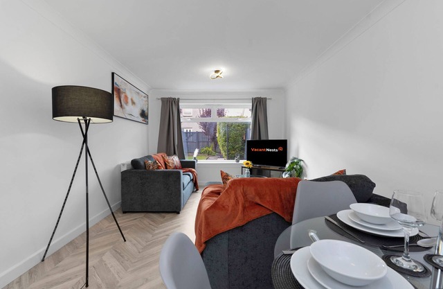 Spacious 4 bedroom home close to airport