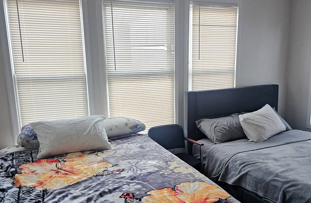 Spacious 4-bedroom apartment with WiFi, AC /Heat in awesome Lehigh Ave,l Newark