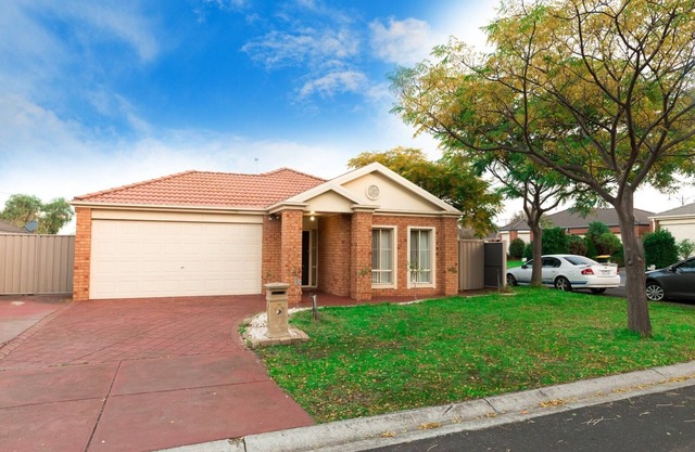 Spacious 4-Bedroom Home in Craigieburn – Close to Everything!