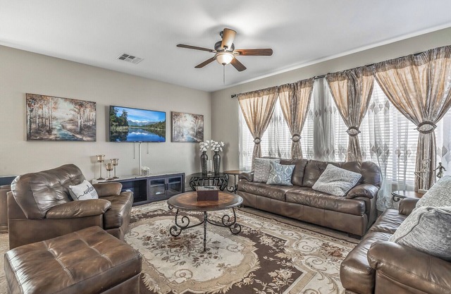 Spacious 4-bedroom house in delightful Surprise with WiFi, AC close to downtown