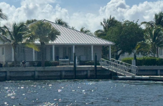 Spacious 4-bedroom house with WiFi, AC, & Filtered Water. 40ft floating Dock.