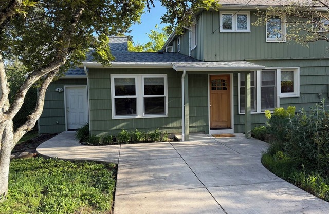 Spacious 4-bedroom house in enchanting Eugene, 3 short blocks to Hayward Field