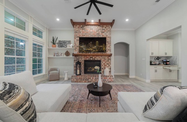 Spacious 4-bedroom house near DFW, Hot Tub, Game Room, Backyard Playset