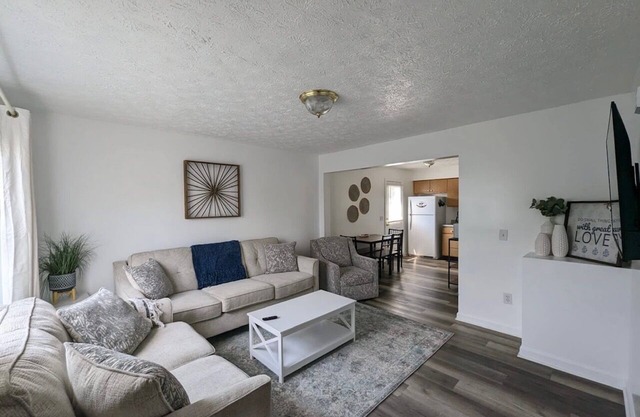 Spacious 4 bedroom, sleeps 10, close to VT